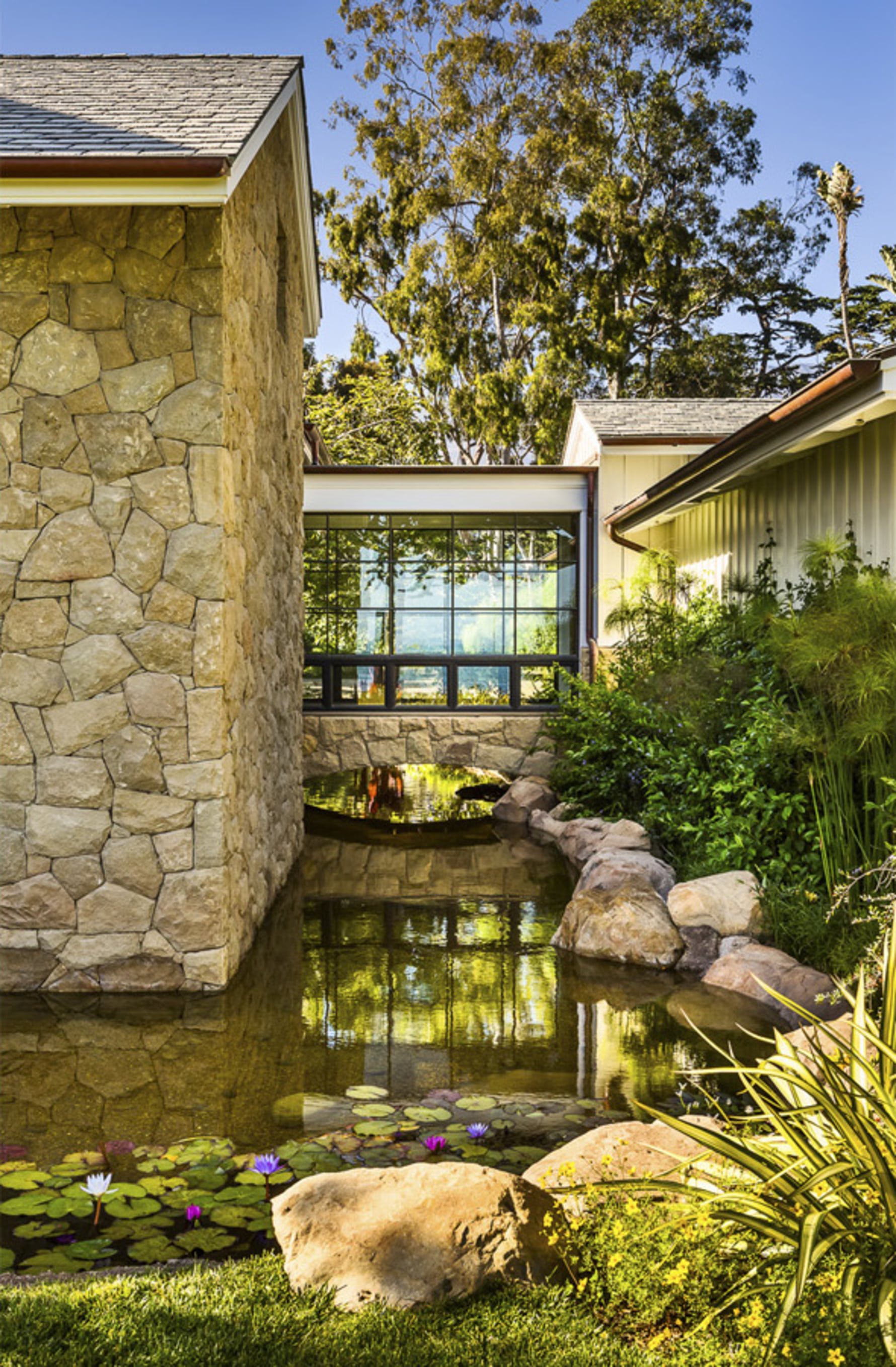 Santa-Barbara-Beach-Residence-Pond-Stone-Wall