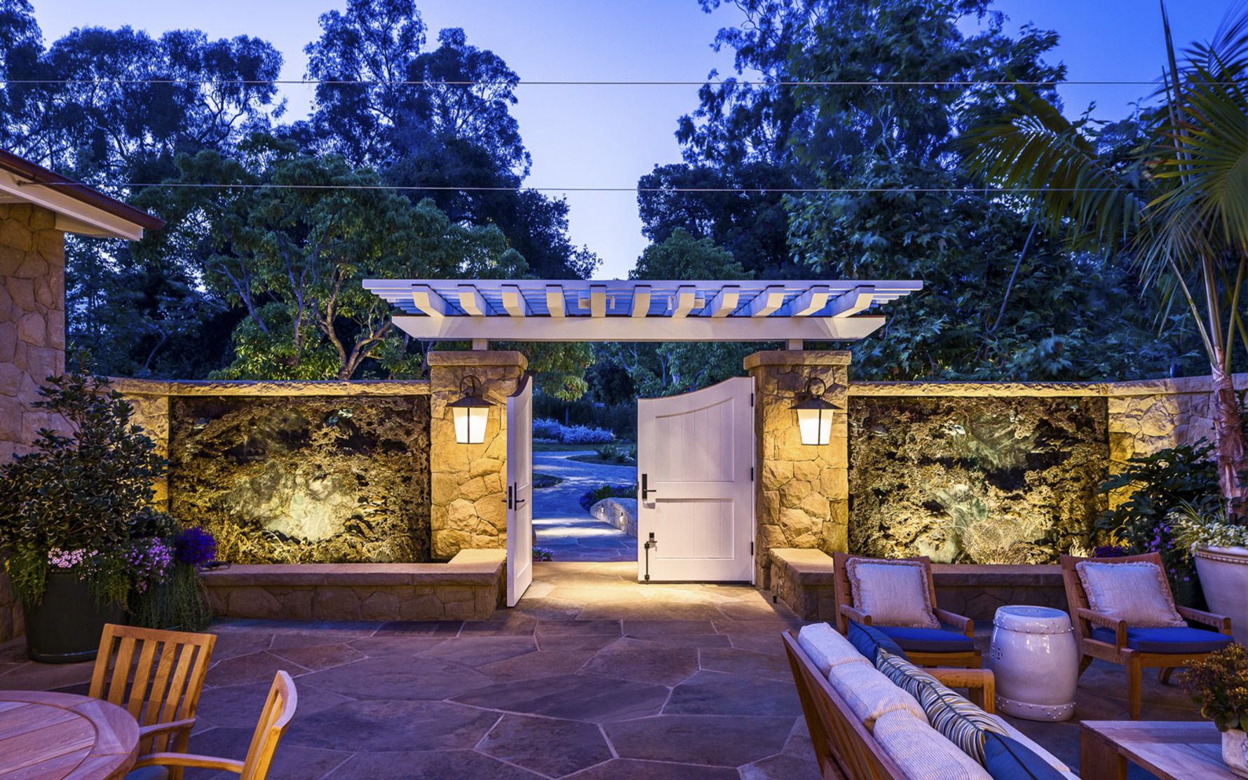 Santa-Barbara-Beach-Residence-Entryway-Trellis