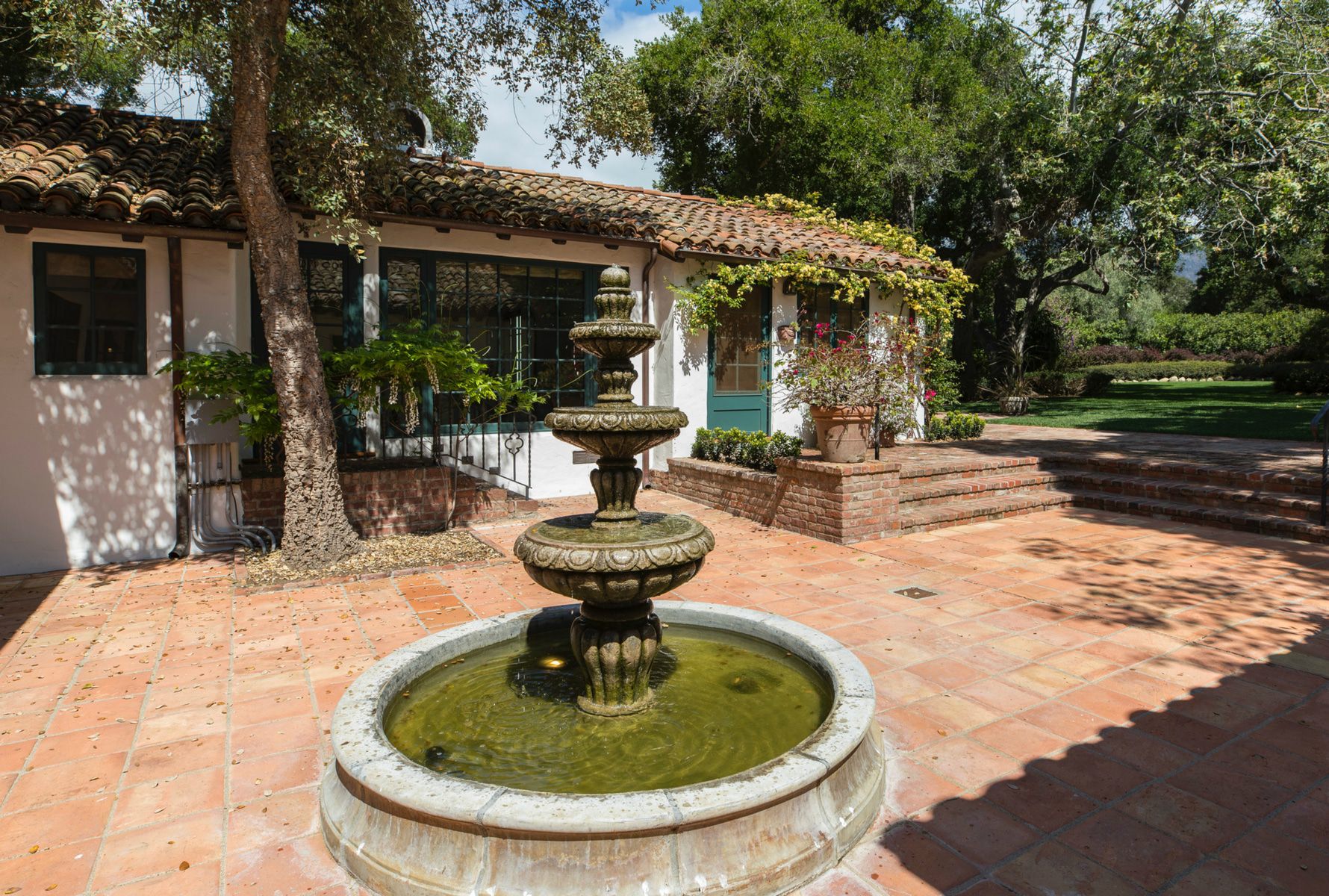 San-Leandro-Residence-Water-Fountain-Patio