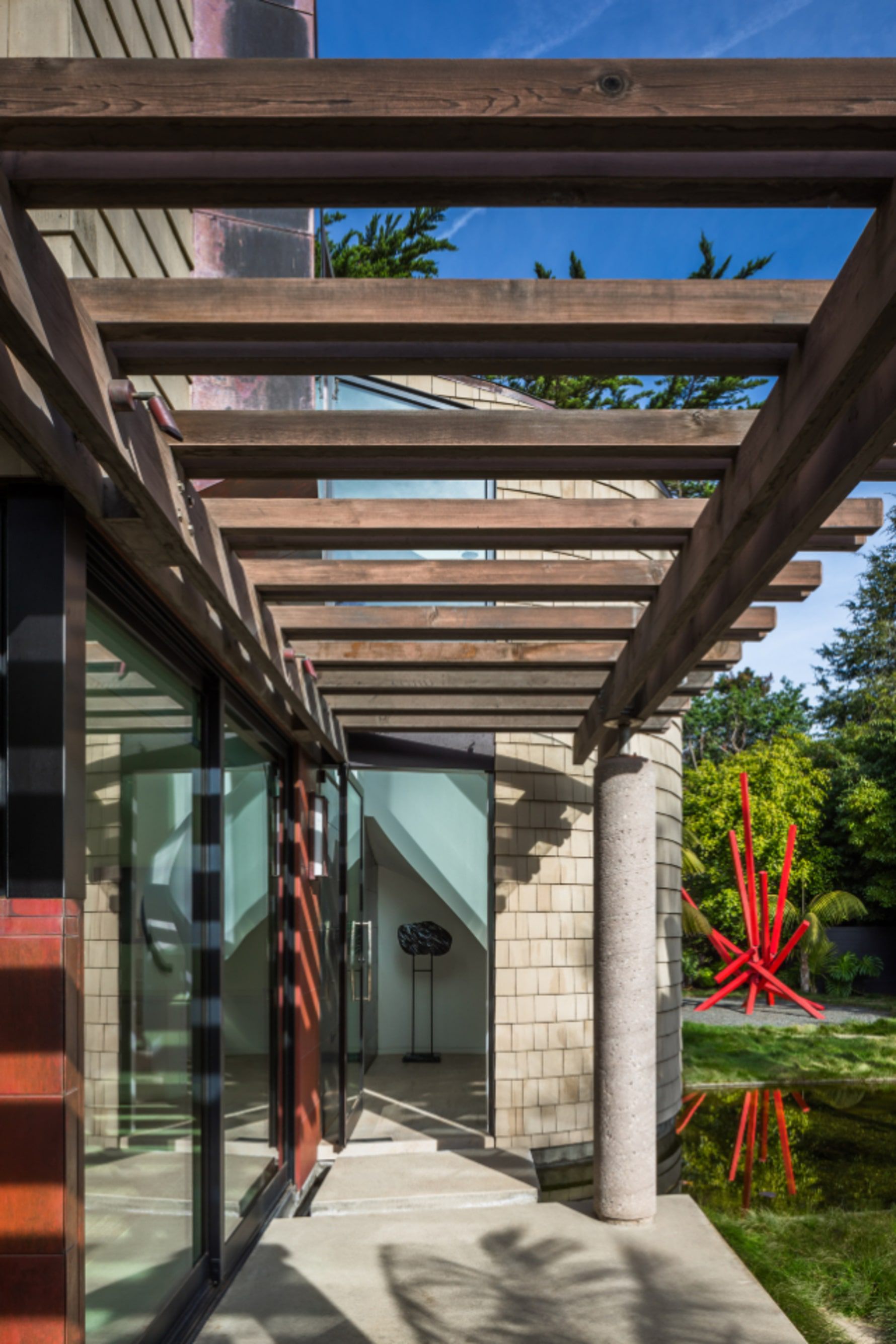 Handtmann-Guesthouse-wood-Trellis-Round-Concrete-Column