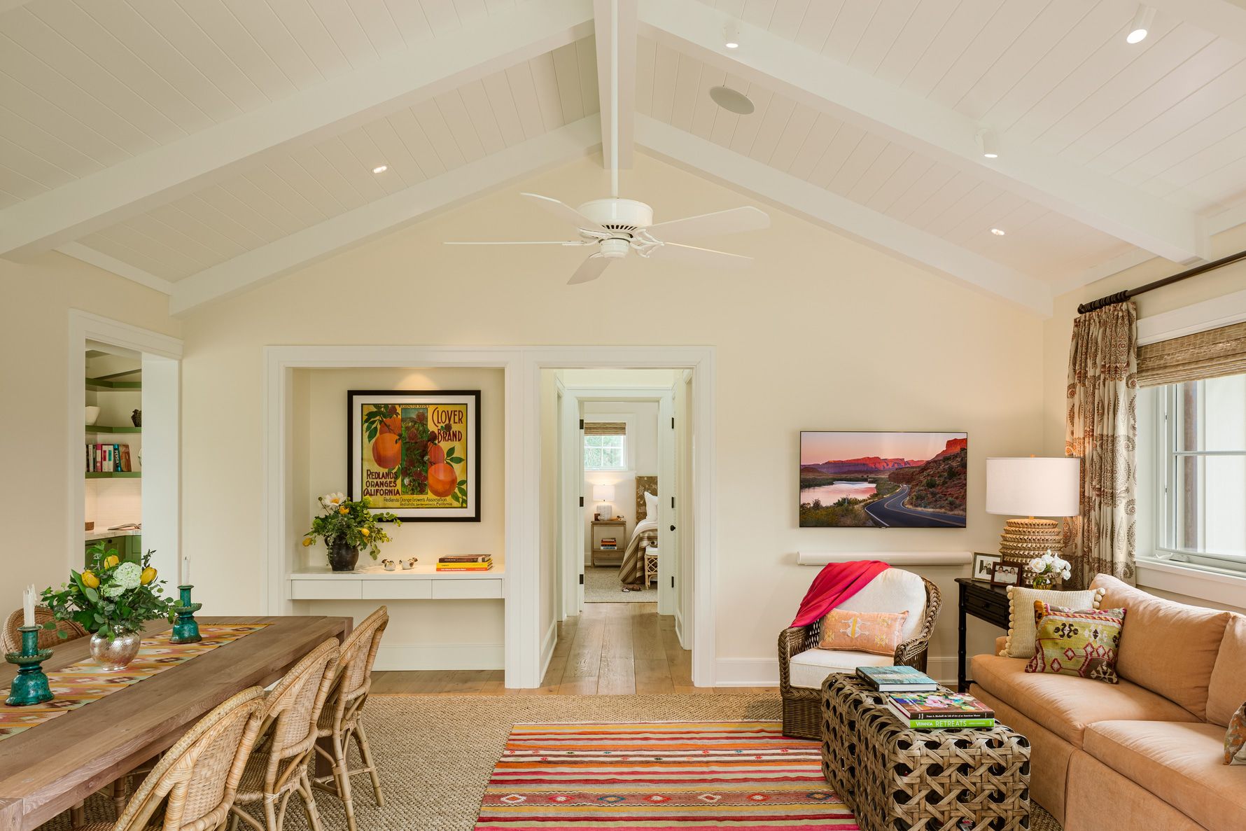 Glen-Oaks-Guest-House-Living-Room-Ceiling-Fan