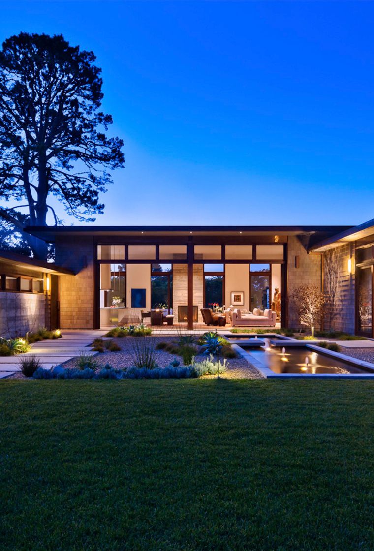 Thayer-Residence-Board-Form-Concrete-Wall-Water-Feature