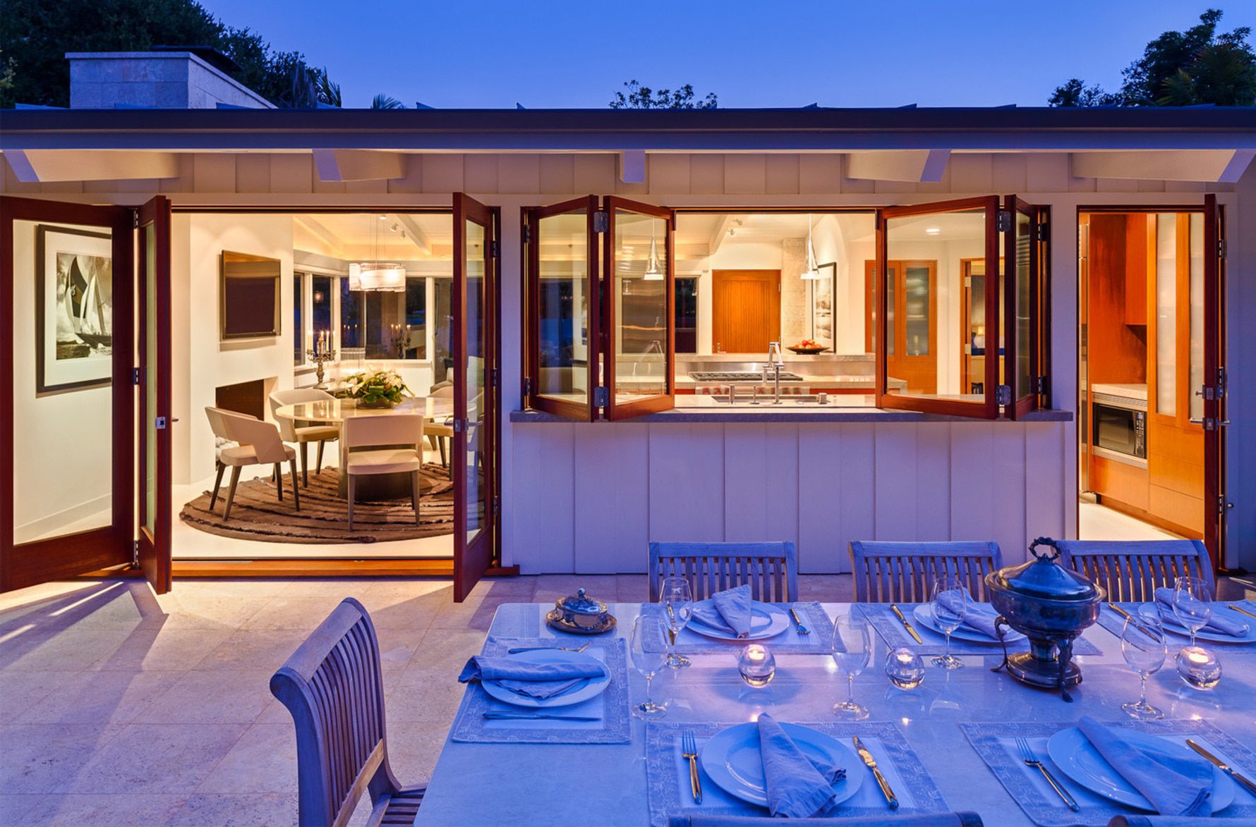 Butterfly-Beach-Villa-Outdoor-Dining-Bifold-Doors-and-Windows