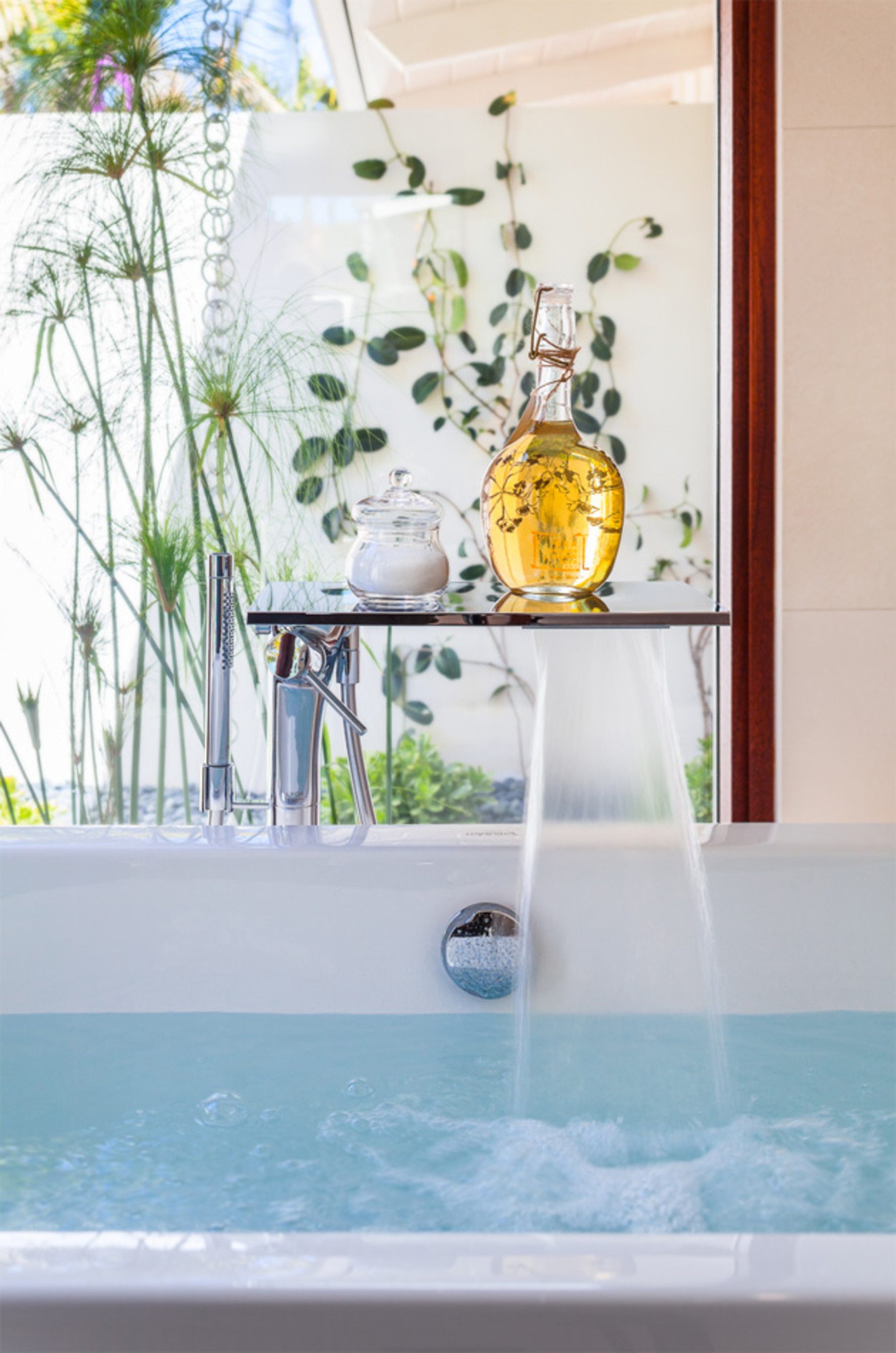 Butterfly-Beach-Villa-Bathtub-Water-Spout