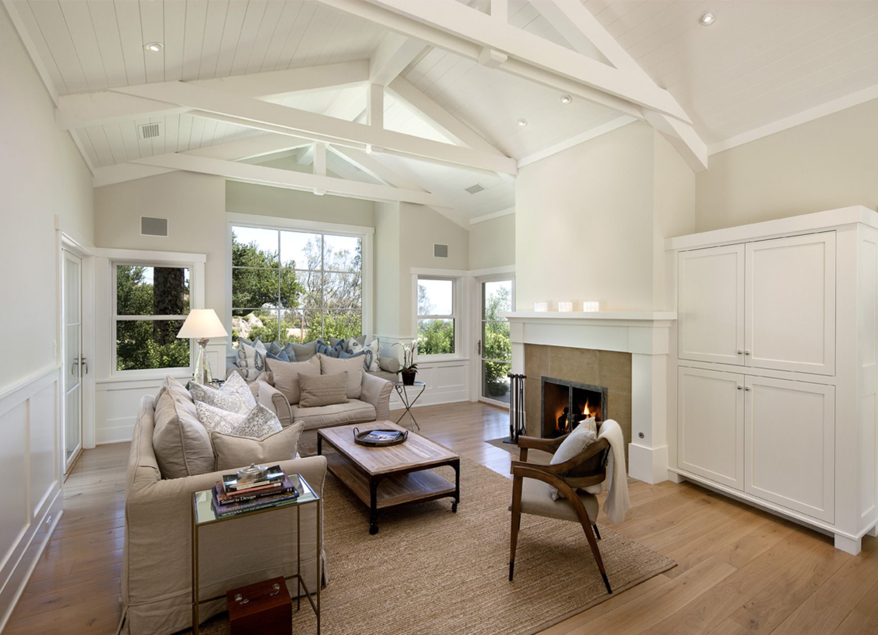 East-Mountain-Residence-Living-Room-Wood-Ceiling-Trusses