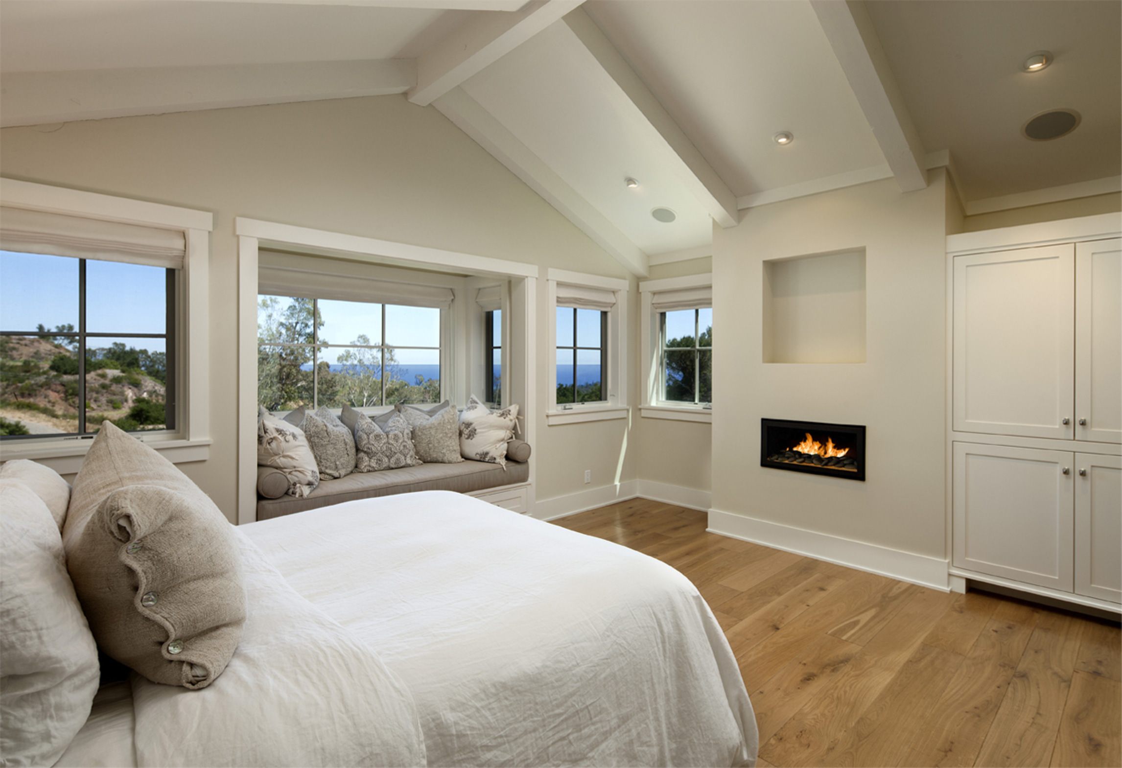 East-Mountain-Residence-Bedroom-Window-seat